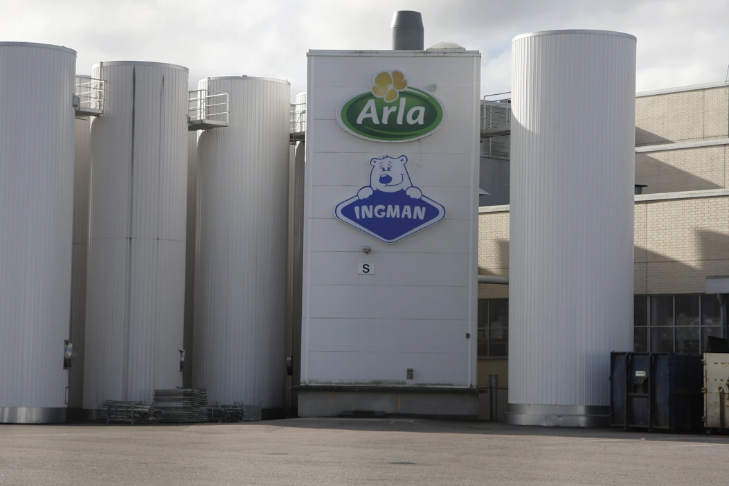 Arla sai haltuunsa aiemmin Unileverin käytössä olleet tuotanto- ja toimistotilat Sipoon meijerirakennuksessa, mikä mahdollistaa tuotannon laajentamisen. Henkilöstö jatkaa samoissa tehtävissä kuin ennen yrityskauppaa. Arkistokuva.
