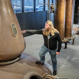 Kyrö Distillery Company on palkittu maailmalla useasti tuotteistaan. Tuotekehittäjä Ásgeir Bergmann Pétursson esitteli viskitislaamoa vuonna 2022.