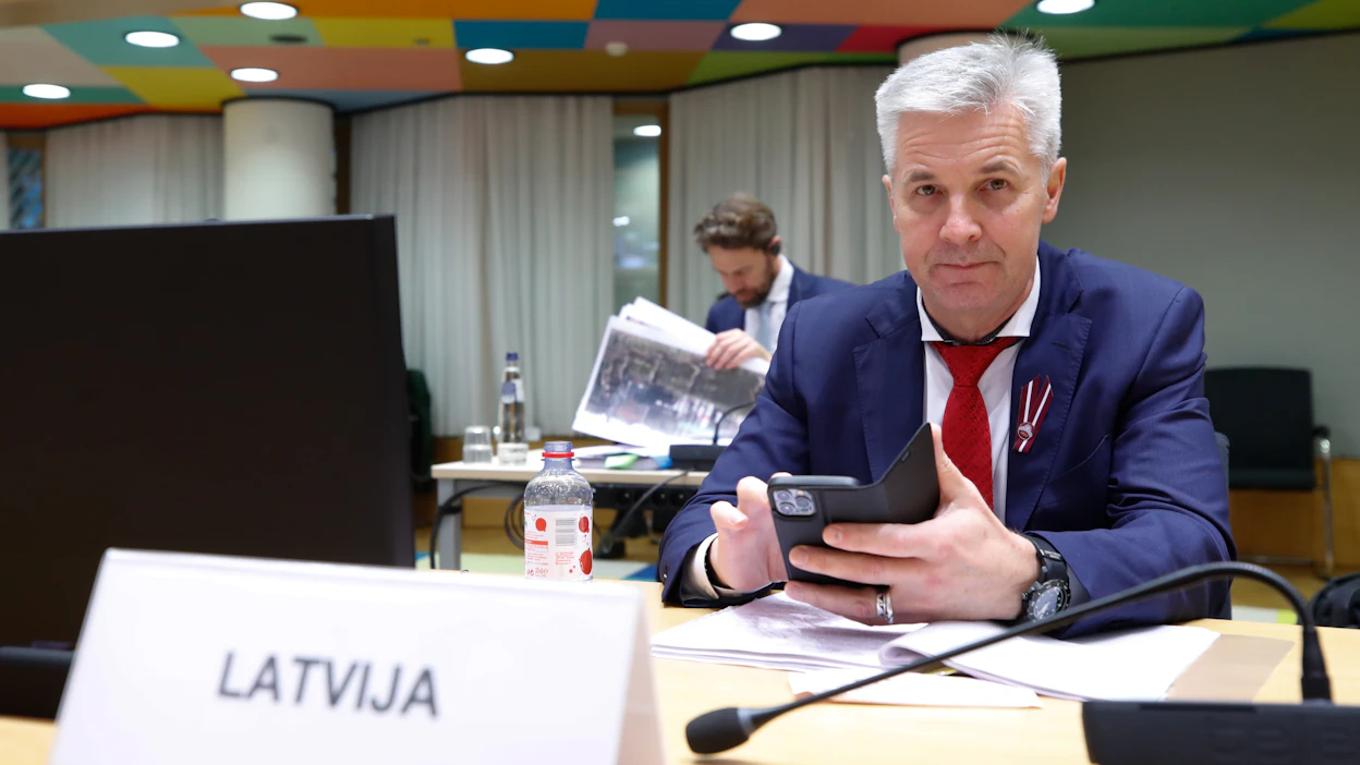 Muun muassa Latvian puolustusministerinä toiminut Artis Pabriks kehottaa Suomea pitämään linjansa Venäjän hybridihyökkäysten suhteen.