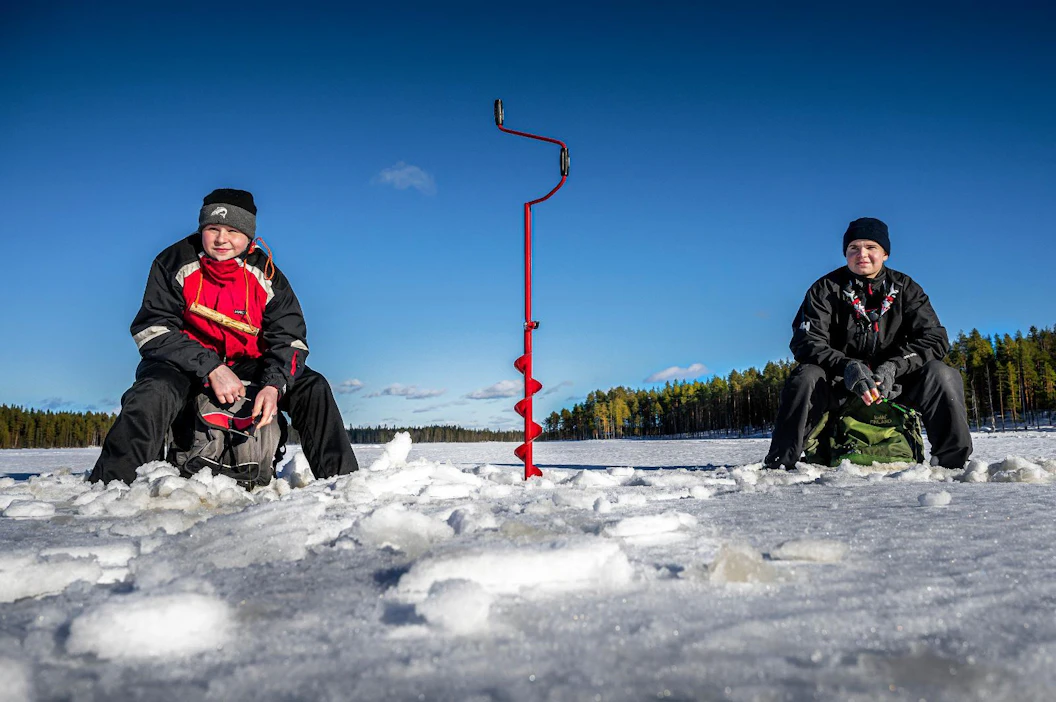 Heittouistelemaan tai ongelle löytyy veljen lisäksi muitakin kalakavereita, mutta kilpapilkintään Konsta (vas.) ja Kusti Junttila suuntaavat itseään varttuneemmassa porukassa.