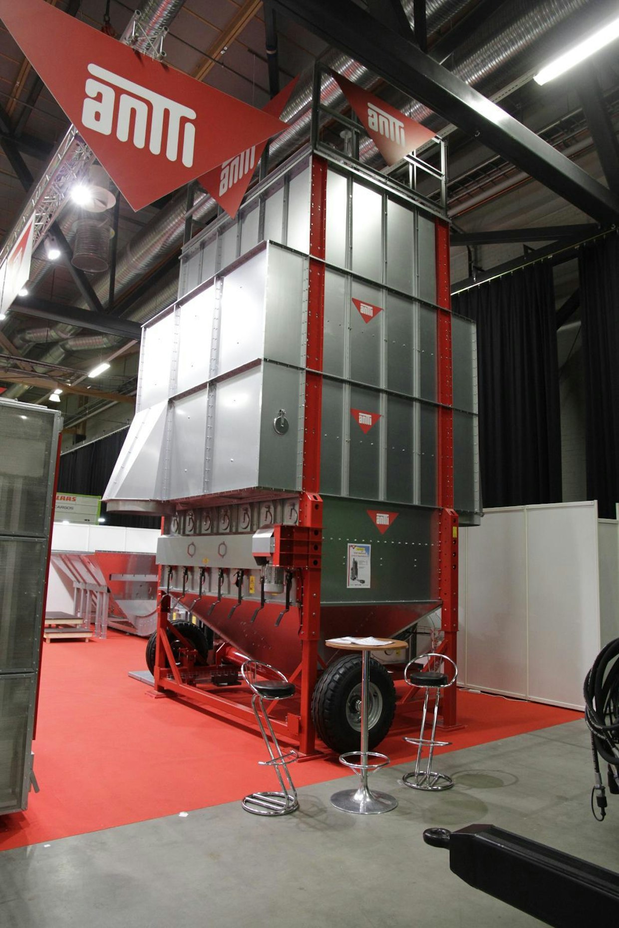 Uusi Antti Vacboost C410 E -vaunukuivuri on valmistajan suurin vaunukuivurimalli. 390 hehtolitran vetoinen kuivuri toimitetaan vakiona 700-kilowatin tehoisella uunilla, kahdella 7,5 kilowatin tehoisella puhaltimella ja 100 tonnia tunnissa nostavalla elevaattorilla. (TV)