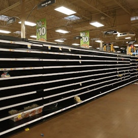 Texasin Houstonissa asukkaat ovat varautuneet hurrikaanin varalta hamstraamalla elintarvikkeita: marketin leipäosasto on tyhjä. AFP/LEHTIKUVA