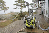 Akkukäyttöistä Ryobi RPW36120HI -painepesuria testattiin mökkiolosuhteissa, jossa ei ollut verkkovirtaa tai vesijohtoja käytettävissä.