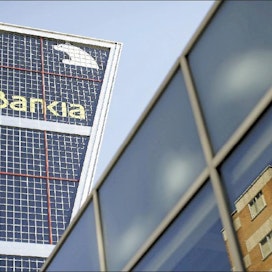 Euroalueen yhteisellä pankkivalvonnalla halutaan estää pankkiongelmien leviäminen. Espanjalainen Bankia-säästöpankki joutui hakemaan tukipakettia Espanjan valtiolta, joka taas pyysi tukea muilta euromailta. PAUL HANNA/reuters/lehtikuva