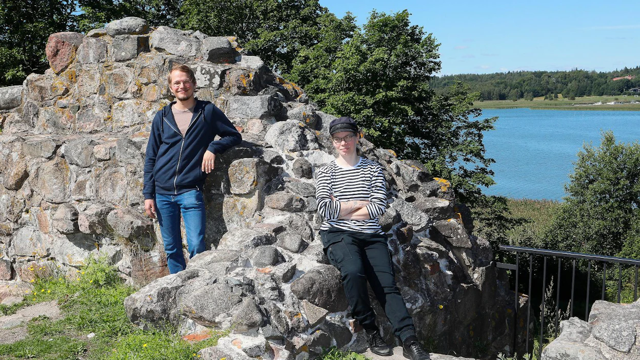 Arkeologi Ilari Aallon ja kuvittaja Elina Helkalan työ- ja vapaa-aika menevät iloisesti sekaisin erilaisiin menneisyyteen liittyvien projektien parissa. Ei kaksikon elämä silti pelkkää muinaisuutta ole. Rintamamiestalon remontointi Raisiossa pitää heidät kiireisenä, ja lisäksi ja Aalto harrastaa puutarhanhoitoa ja Helkala vapaaehtoista palokuntatoimintaa.