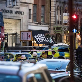 Poliisi ja pelastusviranomaiset jatkoivat hyökkäyksen selvittelyä Lontoossa sunnuntaiaamuna.