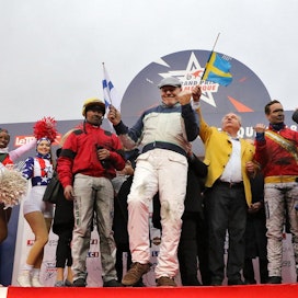 Timo Nurmos otti ilon irti Prix d&apos;Amerique -voitosta Suomen ja Ruotsin liput käsissään.