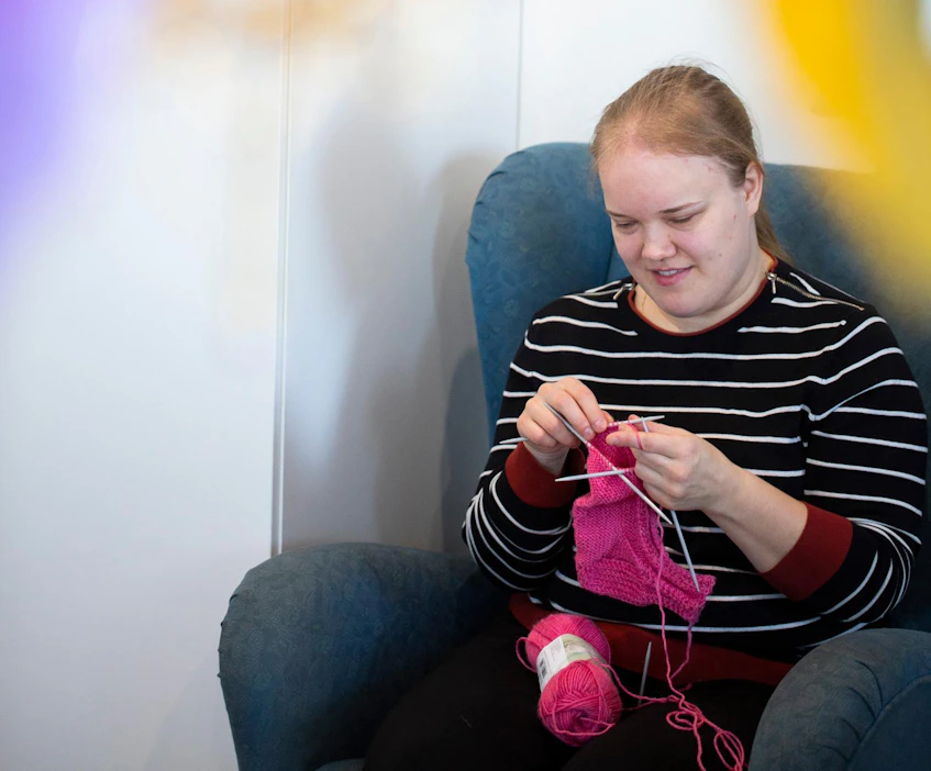 Anni Väänänen nauttii käsillä tekemisestä. Nämä sukat valmistuivat hyvälle ystävälle.