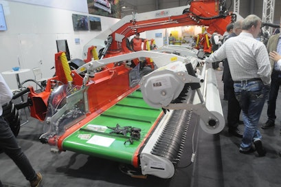 Itävaltalainen Retter on paneutunut noukinkarhottimessaan rakenteisiin peusteellisesti, mukana on uusia oivalluksia. Noukkimen edessä on painirulla ja yläpuolella kiihdytin, joka pakottaa noukittavan materiaalin virtaamaan tasaisesti kuljettimelle.