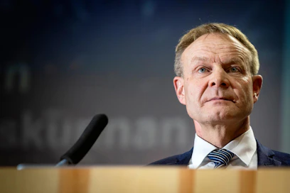 MTK:n metsäjohtaja Juha Hakkarainen muistuttaa, että hakkuumäärien rajoittaminen vaikuttaa koko yhteiskunnan hyvinvointiin.