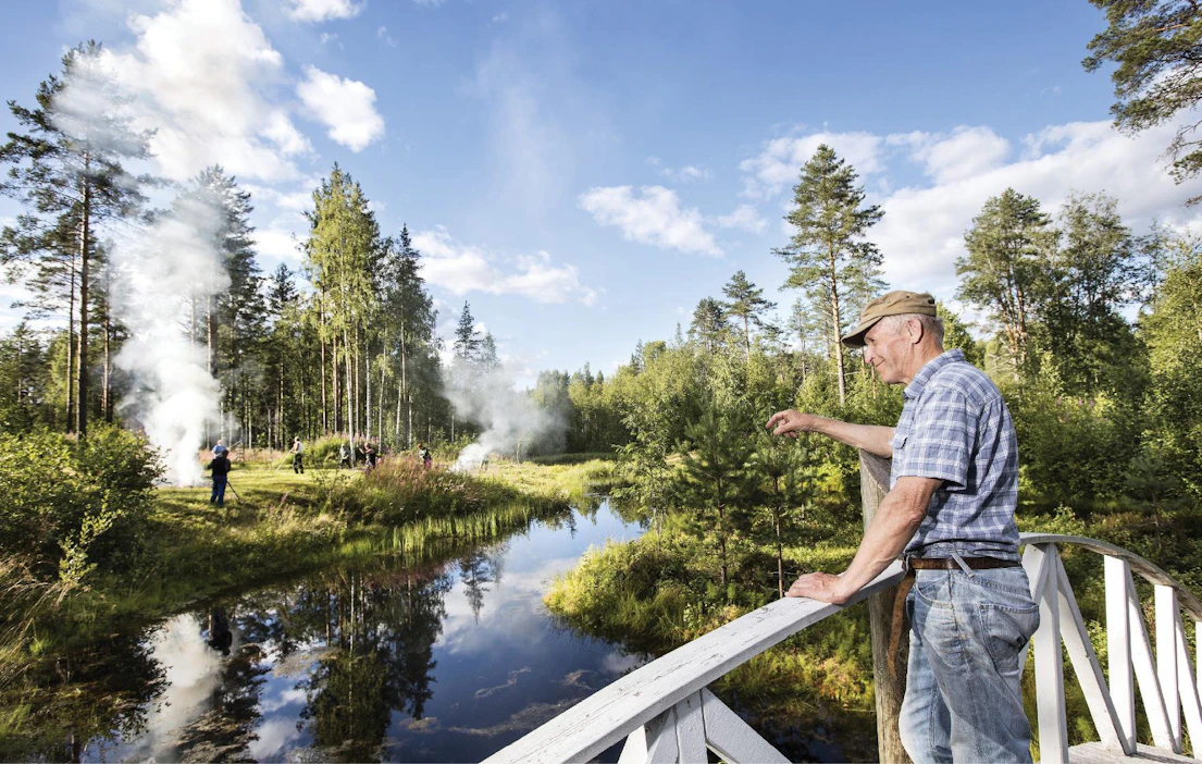 Puulajipuiston pääarkkitehti Sauvo Henttonen ja 11 vuoden työn tulos. Maisema pidetään puistomaisena heinää niittämällä ja polttamalla.