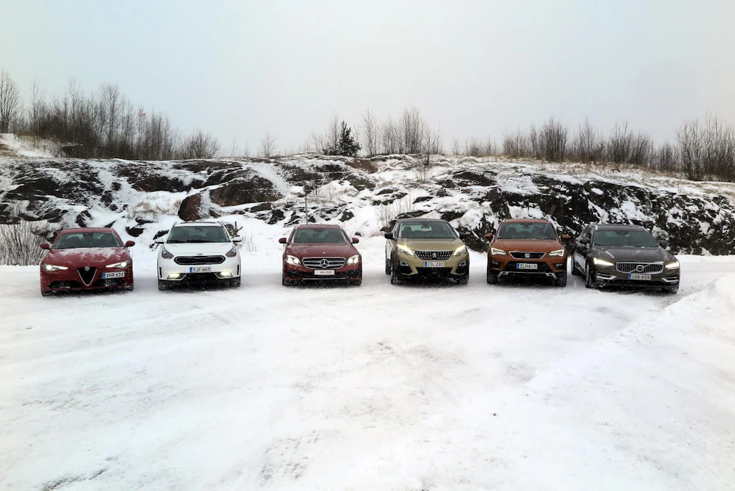 Vuoden Autoksi 2016 on valittu Volvon uusi V90/S90. Kuvassa kärkikuusikko: Alfa Romeo Giulia, Kia Niro, Mercedes-Benz E-sarja, Peugeot 3008, Seat Ateca ja oikeassa laidassa Volvo S90/V90.