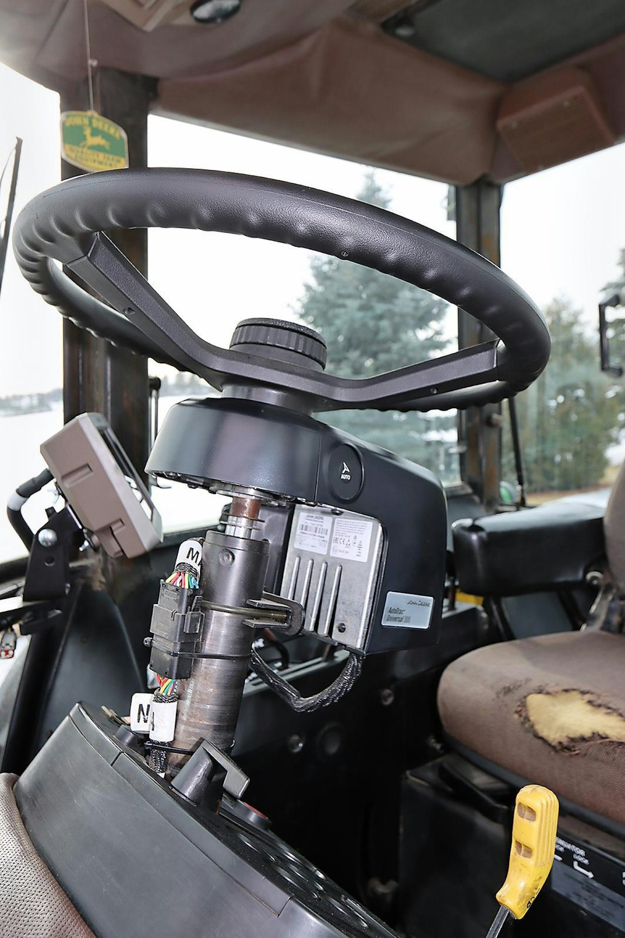 Ohjauspyörän tilalle on asennettu John Deere Autotrac Universal 300 -kääntömoottori. Se on helppo siirtää vaikkapa leikkuupuimuriin tai toiseen traktoriin. Ensimmäisellä käyttökerralla ajomoottori kalibroi itsensä automaattisesti.