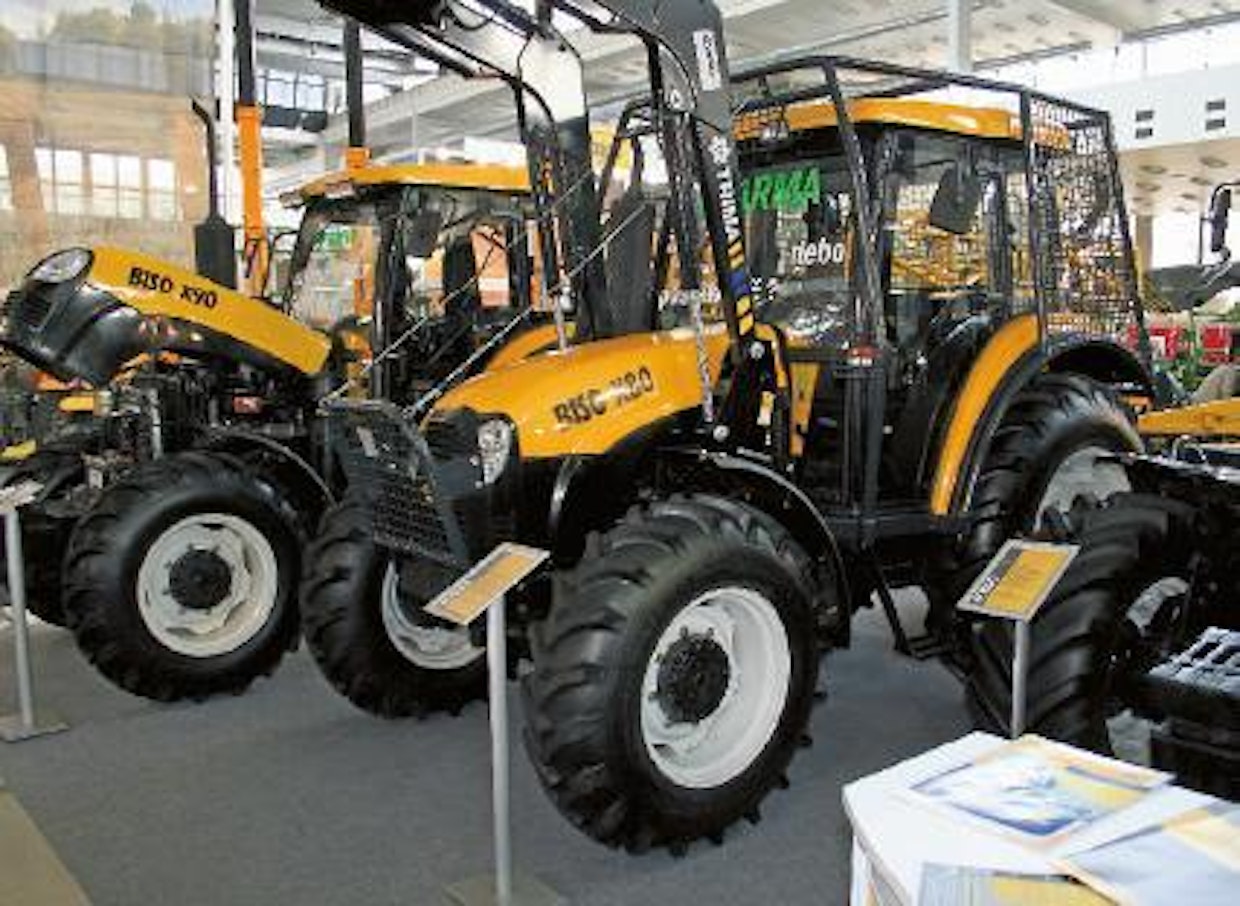 Itävaltalainen Biso valmistaa puimureiden varusteita, kuten erikoisleikkuupöytiä, silppureita ja ruumentenlevittimiä. Uusin aluevaltaus on traktorit, joita markkinoi Bison slovakialainen tytäryhtiö. Keltainen Tiikeri ‑mallistossa on kaksi traktoria: 80- ja 90-hevosvoimaiset X80 ja X90. Traktorit on valmistettu Kiinassa. Traktoreiden alkuperäinen merkki on YTO ja niiden tekniikka perustuu New Hollandin TL-sarjaan. 80 hevosvoiman malli maksaa Tšekissä noin 31 000 euroa.