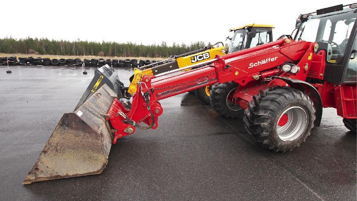 Minkä korkeudessa voittaa, niin sen ulottuvuudessa häviää. Schäfferin suurin nostokorkeus on pikaliittimen tapista mitattuna 542 cm ja JCB:n 460 cm. JCB:n ulottuvuus eteenpäin on eturenkaista liittimen tappiin mitattuna kuitenkin Scäfferiä sentin parempi, 230 cm.