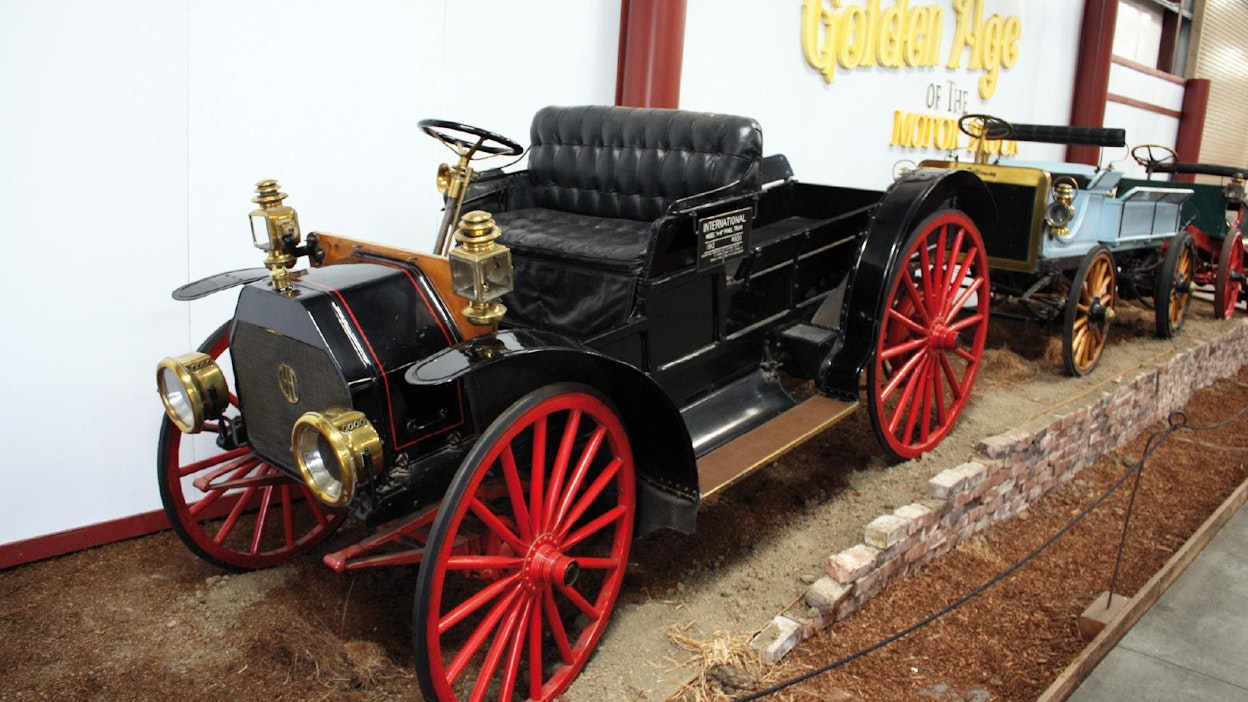 Vuonna 1902 perustettu International Harvester aloitti autotuotannon jo viidentenä toimintavuotenaan. Kuvan 20 hevosvoiman IH Auto Wagon vuodelta 1912 edustaa varhaista pick-up -näkemystä. Näistä korkeapyöräisistä malleista käytettiin nimitystä ”buggy” (vaunu).