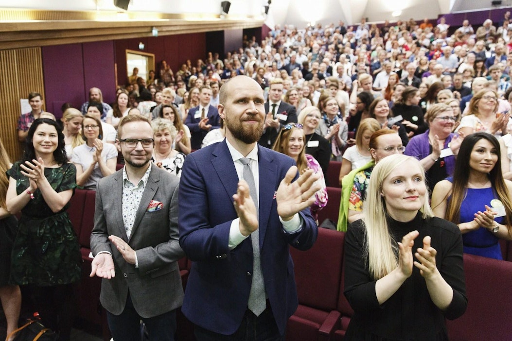 Touko Aalto (keskellä) on vihreiden uusi puheenjohtaja.