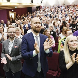 Touko Aalto (keskellä) on vihreiden uusi puheenjohtaja.