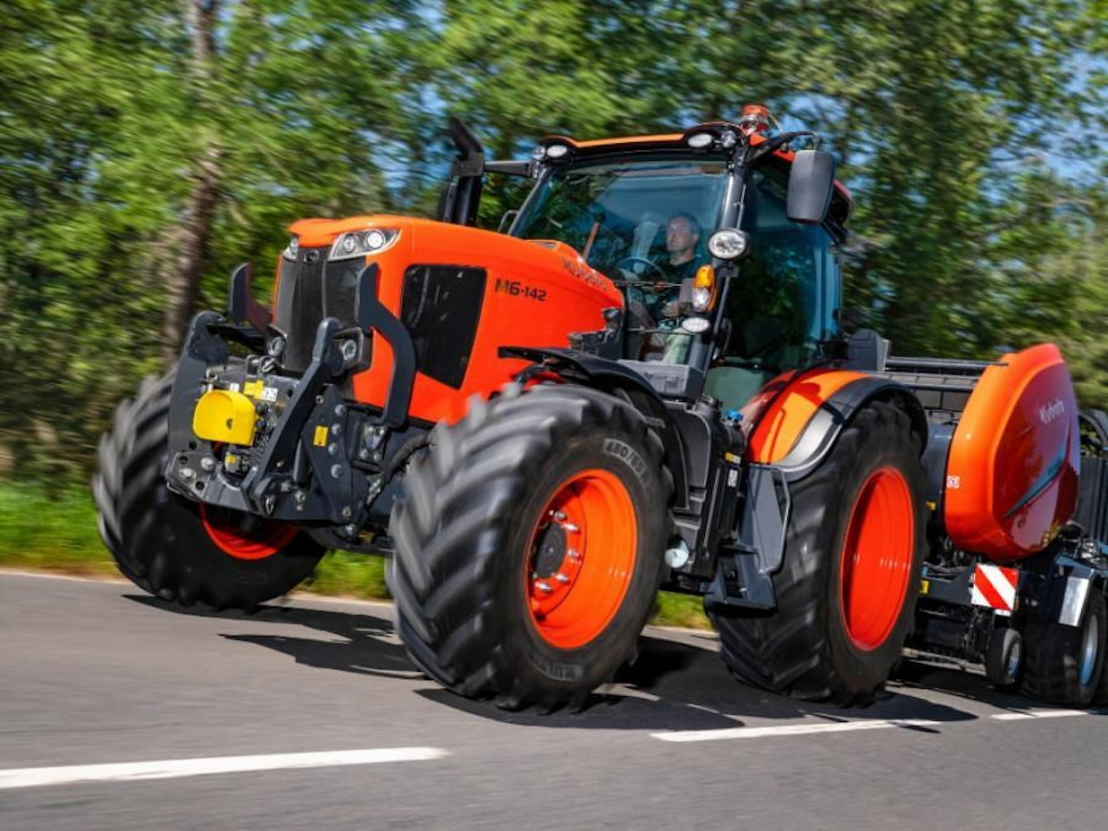 4-sylinterisellä, 6,2 litran moottorilla varustettu Kubota M6142 -traktori on tarkoitettu monipuoliseen maatalouskäyttöön. Siinä on 32-nopeuksinen power shift -vaihteisto. Säätyvätilavuuksisen hydrauliikkapumpun tuotto on 115 l/min. Bi-Speed etuakselisto tehostaa kääntyvyyttä, koska etupyörien nopeutta nostetaan planeettavaihteiston avulla, kun kääntökulma kasvaa niin suureksi, että traktorin etupyörät alkaisivat jarruttaa (Jyrkissä käännöksissä etupyörät kulkevat huomattavasti pitemmän matkan kuin takapyörät, minkä vuoksi traktori alkaa puskea).