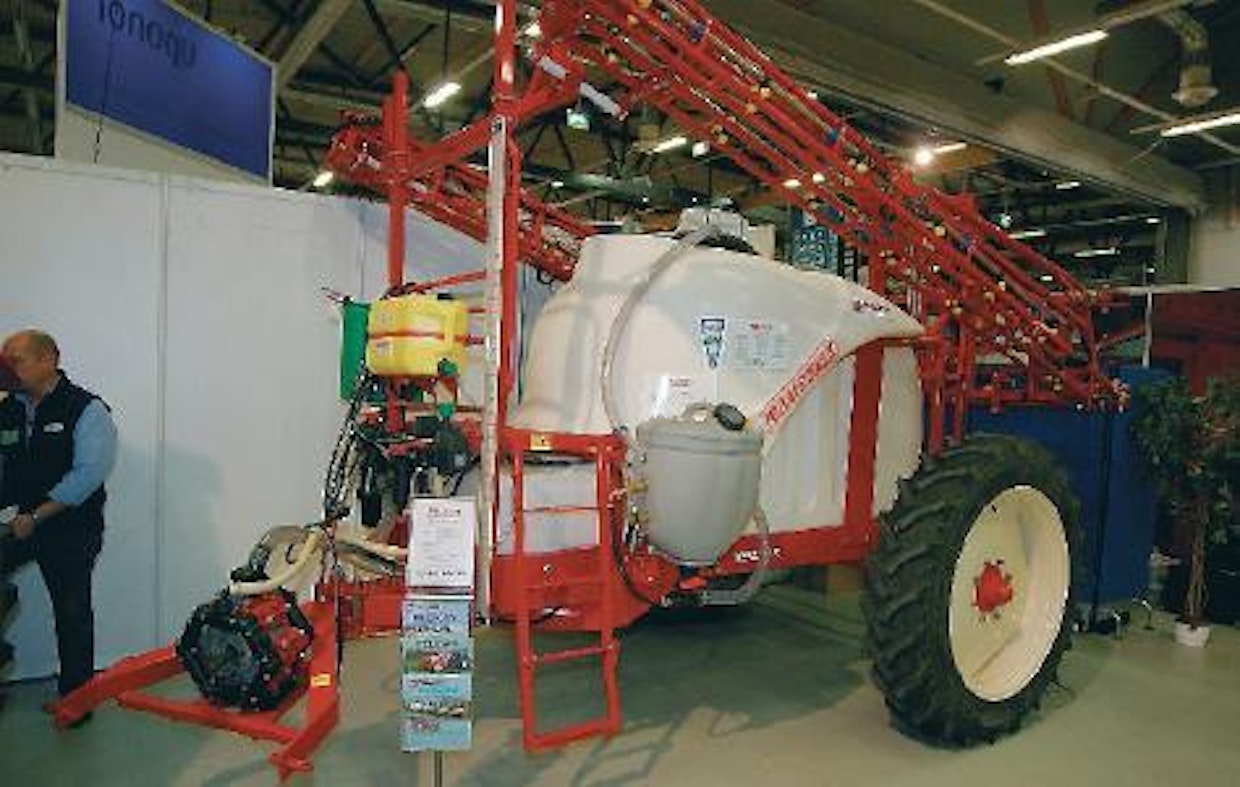 Agri-Kymi Oy:n tuotevalikoima kasvaa puolalaisen Bury Maszyny Rolniczen valmistamilla ruiskuilla.  Perkoz-nostelaiteruiskuissa säiliötilavuudet ovet välillä 400–1200 litraa, pumppujen tuotot 75–170 litraa minuutissa ja joko manuaalisesti tai hydraulisesti taittuvien puomien leveydet 12–20 metrin välillä. Hinattavan Pelikan-malliston säiliö- tilavuudet ovat 1000–3100 litraa, pumpputuotot 110–282 litraa minuutissa ja hydraulisesti hallittavien puomien leveydet 12–24 metriä. HH