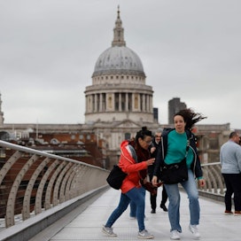 Myrskytuulet moukaroivat Lontoon keskustaa perjantaina. Lehtikuva/AFP