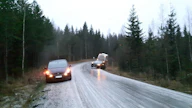 Tämän kuvan tilanne on Etelä-Pohjanmaan elykeskuksen mukaan tyyppiesimerkki ilmastonmuutoksen aiheuttamista hankalista keliolosuhteista. "Soratie oli pelto-osuuksilla kelirikolla ja metsäosuudella olevat mäet olivat vesisateen jälkeen jäässä. Liukkaudentorjunnan toimet tuolla reitillä olivat olleet käynnissä kyseisen tien III-hoitoluokan laatuvaatimuksen mukaan. Vajaa neljä tuntia tuon kuvan tapahtumasta koko tie oli karhennettu ja osin pinnaltaan kelirikkovellillä", elykeskuksen Jaakko Huhtala kertoo.
