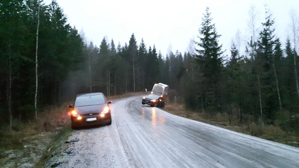 Tämän kuvan tilanne on Etelä-Pohjanmaan elykeskuksen mukaan tyyppiesimerkki ilmastonmuutoksen aiheuttamista hankalista keliolosuhteista. "Soratie oli pelto-osuuksilla kelirikolla ja metsäosuudella olevat mäet olivat vesisateen jälkeen jäässä. Liukkaudentorjunnan toimet tuolla reitillä olivat olleet käynnissä kyseisen tien III-hoitoluokan laatuvaatimuksen mukaan. Vajaa neljä tuntia tuon kuvan tapahtumasta koko tie oli karhennettu ja osin pinnaltaan kelirikkovellillä", elykeskuksen Jaakko Huhtala kertoo.