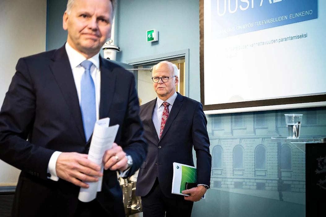 Suurin osa Reijo Karhisen (oikealla) ehdottamista uudistuksista jää maatalousministeri Jari Lepän seuraajan tehtäväksi.