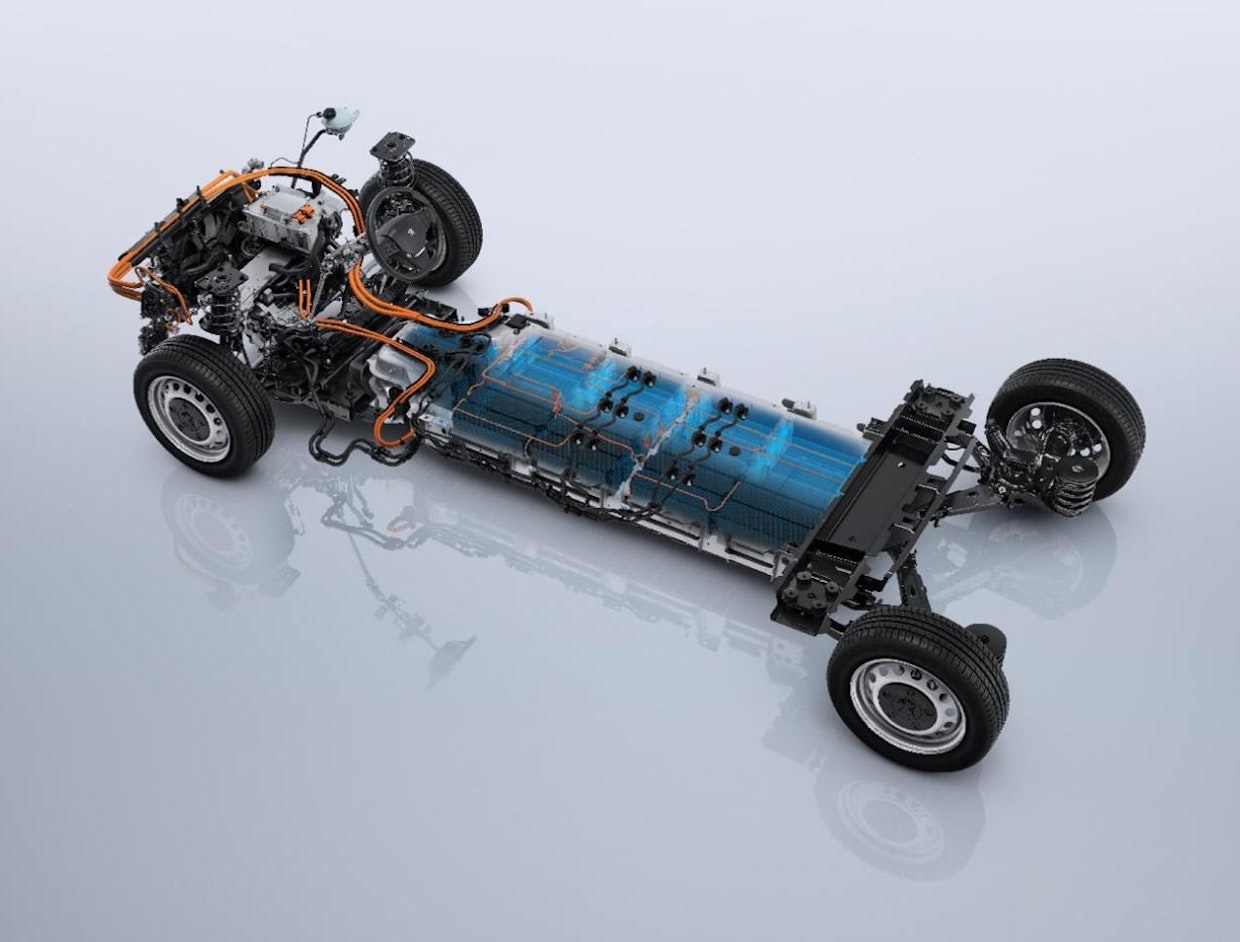 Autot on rakennettu Groupe PSA:n EMP2-alustalle. 50 kWh akkupaketti koostuu 18 ja 75 kWh akkupaketti 27 moduulista. Alustarakenteen ansiosta tavaratilan koko on vastaava kuin polttomoottoriversioissa akkupaketista huolimatta.