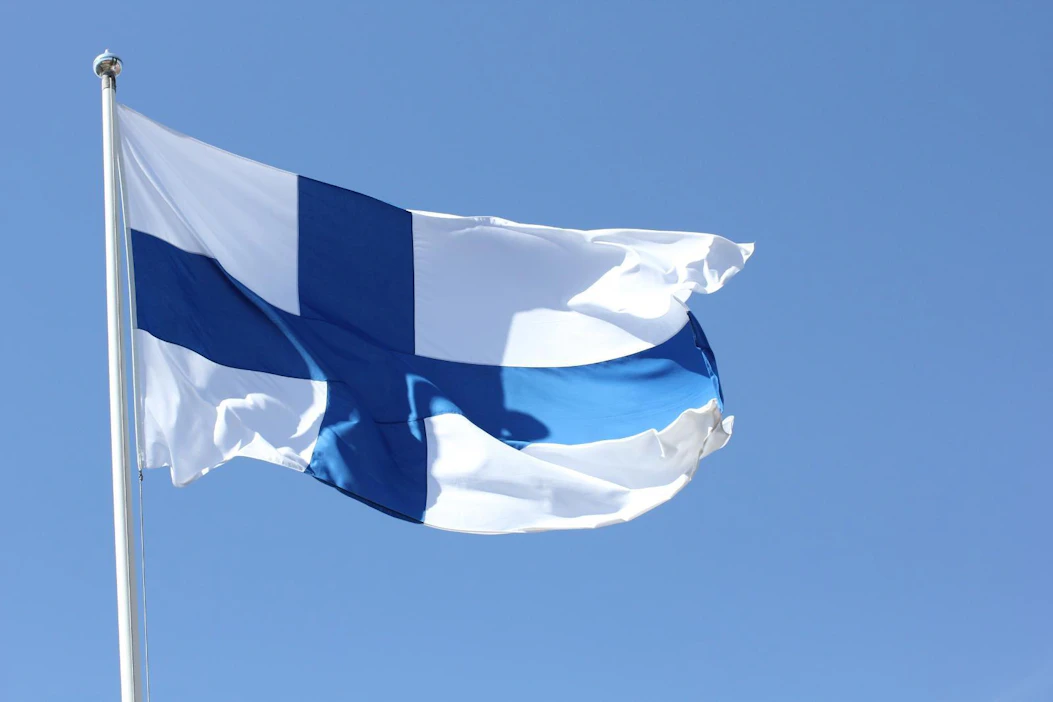 Nimikeräys haluaa Suomen liput liehumaan 10. kesäkuuta saunan ja lenkkimakkaran kunniaksi.