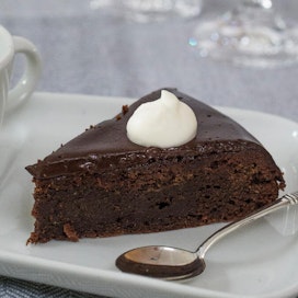 Juhla-aterian päättää kupillinen kahvia ja suklainen kakkupala.