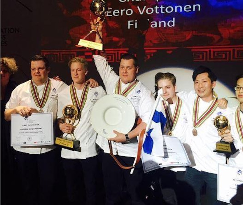 Eero Vottonen ja Miikka Manninen (kuvassa keskellä) iloitsivat kisavoitosta.