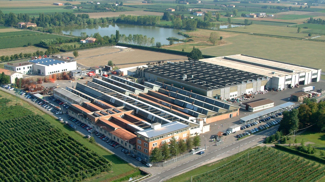 Tehdas, jonka pinta-ala on 102.000m² sijaitsee Migliarina di Carpissa, Modenan maakunnassa Italiassa.