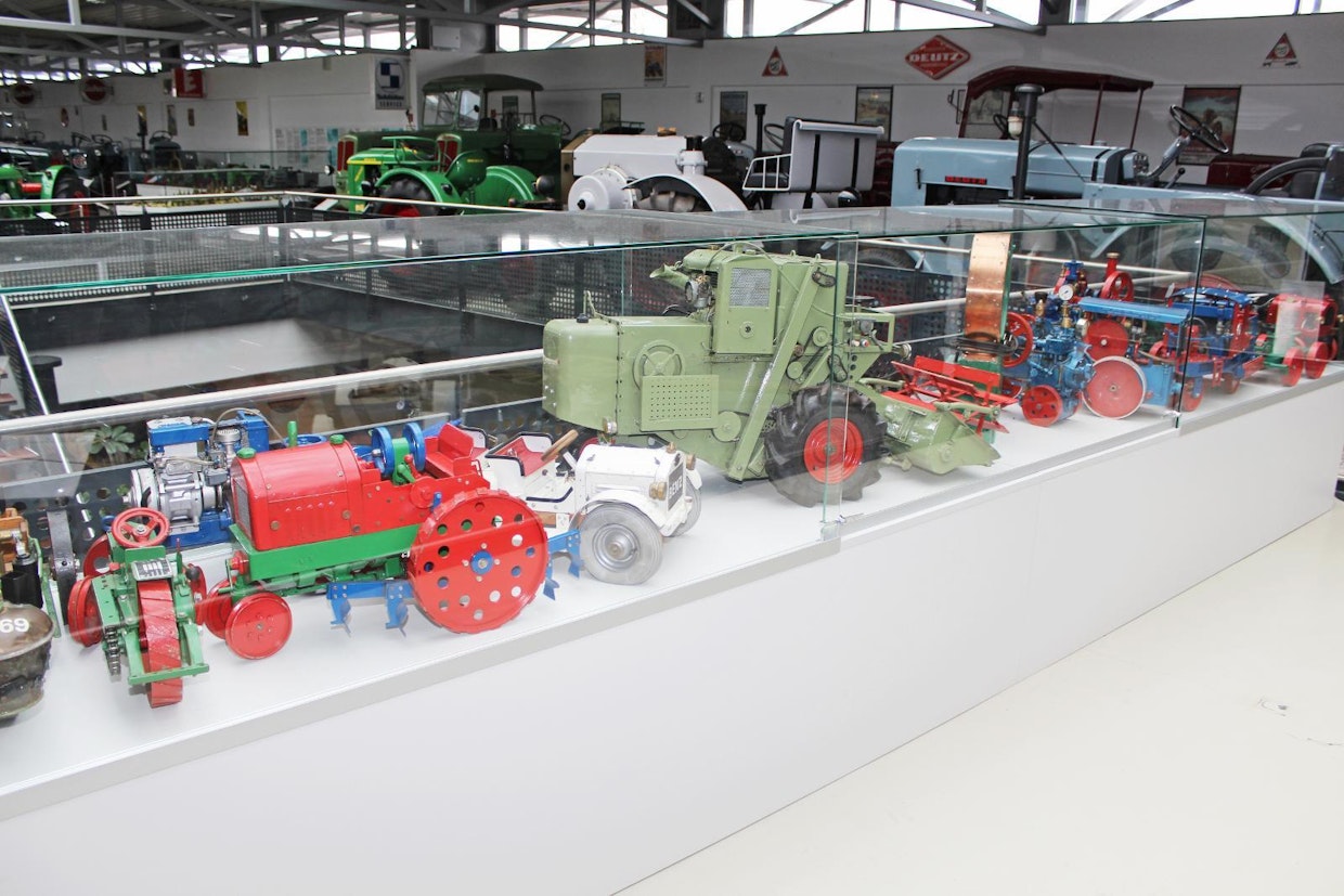 Paderbornissa on oikeiden traktoreiden lisäksi pienoismallinäyttely, jota arvellaan Euroopan suurimmaksi. Yksittäiskappaleina tehtyjä ja teollisesti tuotettuja model-autoja, -traktoreita ja muita koneita on näytillä noin 10 000 kappaleen verran.