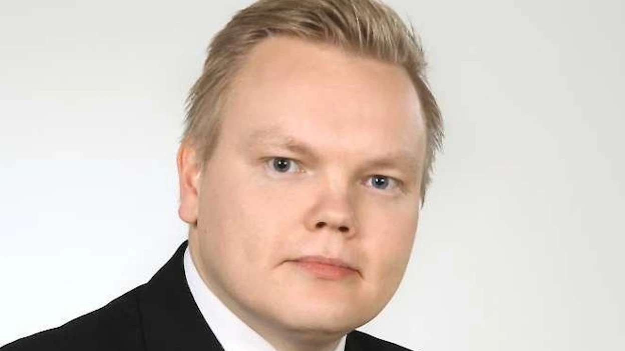 "Olen todella kiitollinen saamistani lukuisista yhteydenotoista, joissa on kehotettu asettumaan ehdolle keskustaliikkeen johtoon. Nämä viestit ovat häkellyttäneet ja vetäneet nöyräksi", Kurvinen kommentoi.