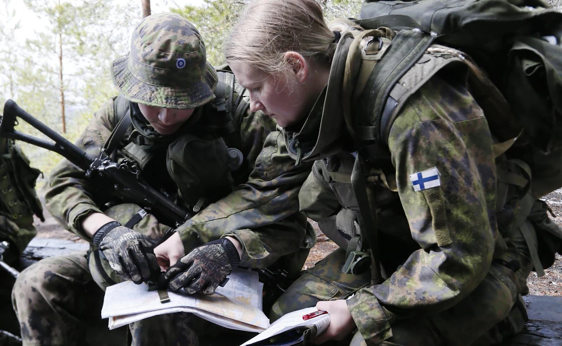 Puolustusvoimista torstaina kotiutuvasta 7 900:sta varusmiehestä 300 on naisia. Kuvassa Topi Latvala ja Julia Merisaari Porin prikaatissa. Kuvituskuva.