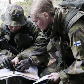 Puolustusvoimista torstaina kotiutuvasta 7 900:sta varusmiehestä 300 on naisia. Kuvassa Topi Latvala ja Julia Merisaari Porin prikaatissa. Kuvituskuva.