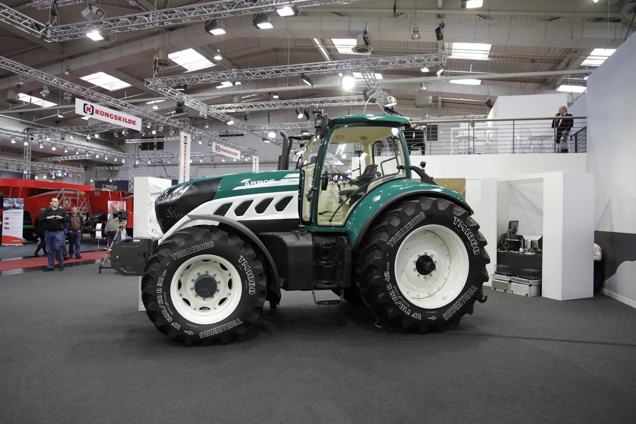 Italialais-kiinalainen Lovol osallistui Tractor of the Year -kilpaan 5000-sarjan traktorillaan. Näyttelyosastolla esiteltiin myös vielä prototyyppiasteella olevaa 7000-sarjaa, jonka kuutosmoottorin maksimiteho tulee olemaan versiosta riippuen 220-260 hevosvoimaa. (TV)