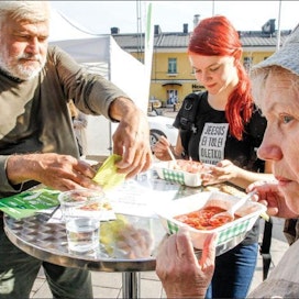 Tärkeätä, ettei ruokaa joudu hukkaan, sanoivat Jukka Ukkonen (vas.), Eerika Salminen ja Louise Lili. Markku Vuorikari