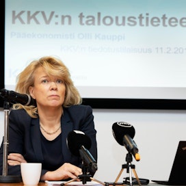 KKV:n pääjohtaja Kirsi Leivo esittelee keskiviikon tiedotustilaisuudessa viraston selvityksissä paljastunutta valtakunnallista kartellia.