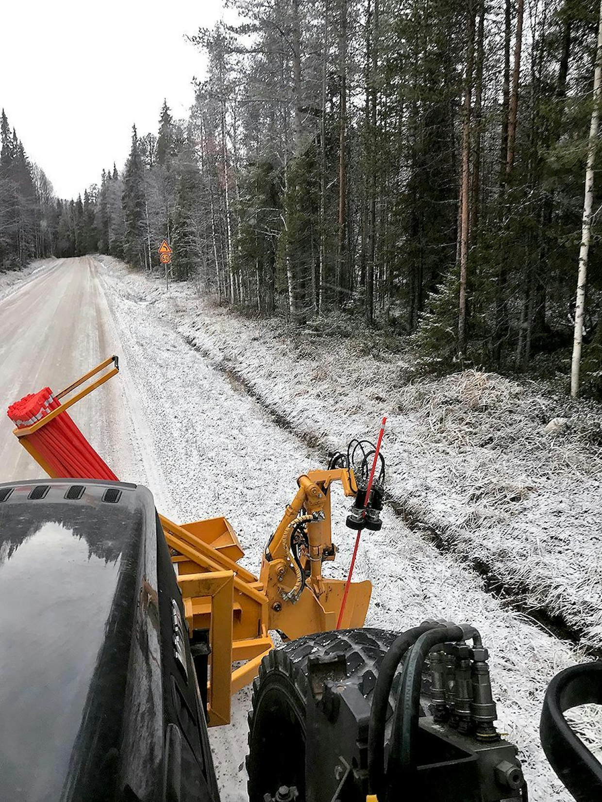 Maatuen suppilo ohjaa nivelvarren päässä olevaa ohutta aurausviittaa koloonsa.