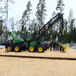 Ruotsin metsäkonemarkkinoiden kärkikaksikko John Deere ja Komatsu ensiesittelivät 150 metrin etäisyydellä toisistaan saman kokoluokan kevyemmän keskikokoluokan 8-pyöräiset harvesteriuutuudet. Sekä JD 1170G 8wd että Komatsu 901XC kiinnostivat yleisöä suuresti. Pienemmät mallit ovat suurempia isovelimallejaan (1270G 8wd ja 931XC) parisen tonnia kevyempiä, painojen ollessa himpun yli 20 tonnia. (TH)