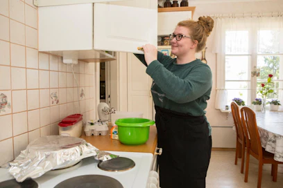 Laura Henttinen ohjaa tänä kesänä parin viikon ajan lapsille suunnattua kerhoa, minkä jälkeen hän lähtee isoseksi riparille. Vapaa-aikanaan hän leipoo ja lukee kirjoja.