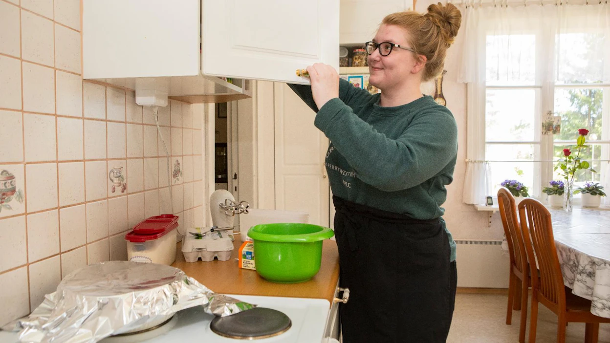 Laura Henttinen ohjaa tänä kesänä parin viikon ajan lapsille suunnattua kerhoa, minkä jälkeen hän lähtee isoseksi riparille. Vapaa-aikanaan hän leipoo ja lukee kirjoja.