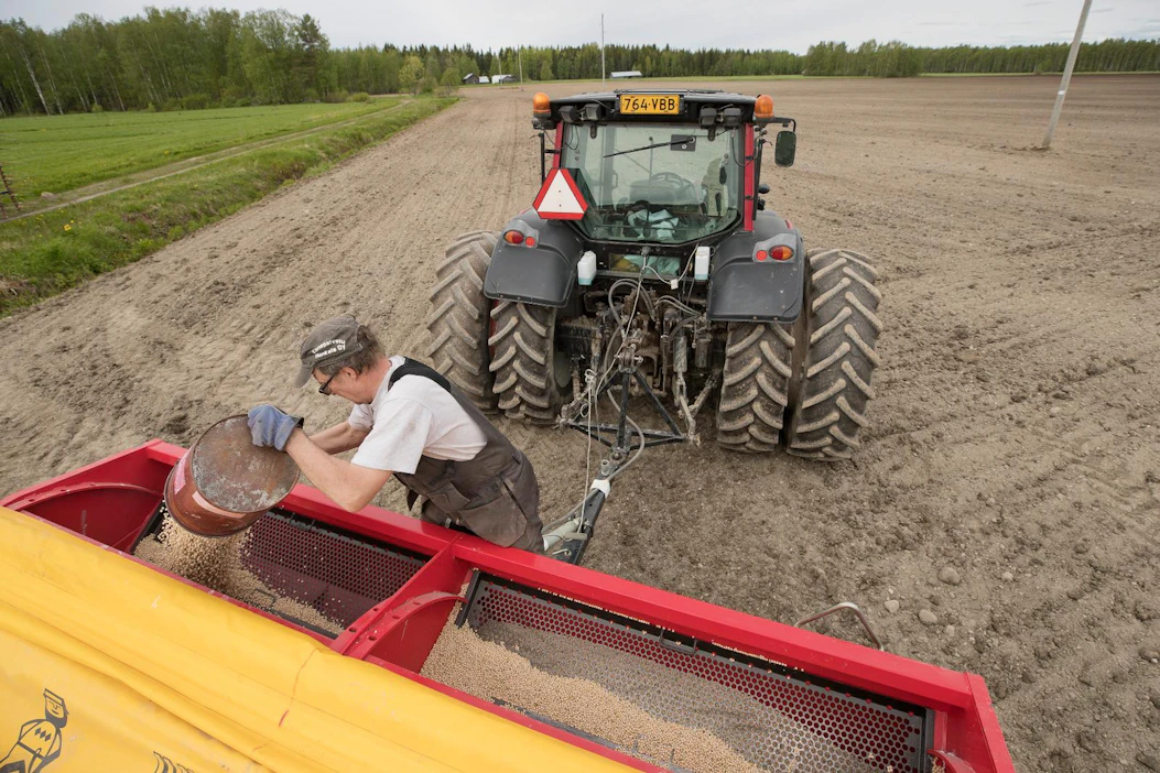 Jari Ahlholmin tilalla Kärsämäen Ritomäellä päästiin kylvämään poutasäässä juuri ennen sateen tuloa herne-kaura-timotei-apilaseosta yhdeksän hehtaarin alalle. Juha Ruotsalainen (kuvassa) tuli kylvötöihin avuksi.