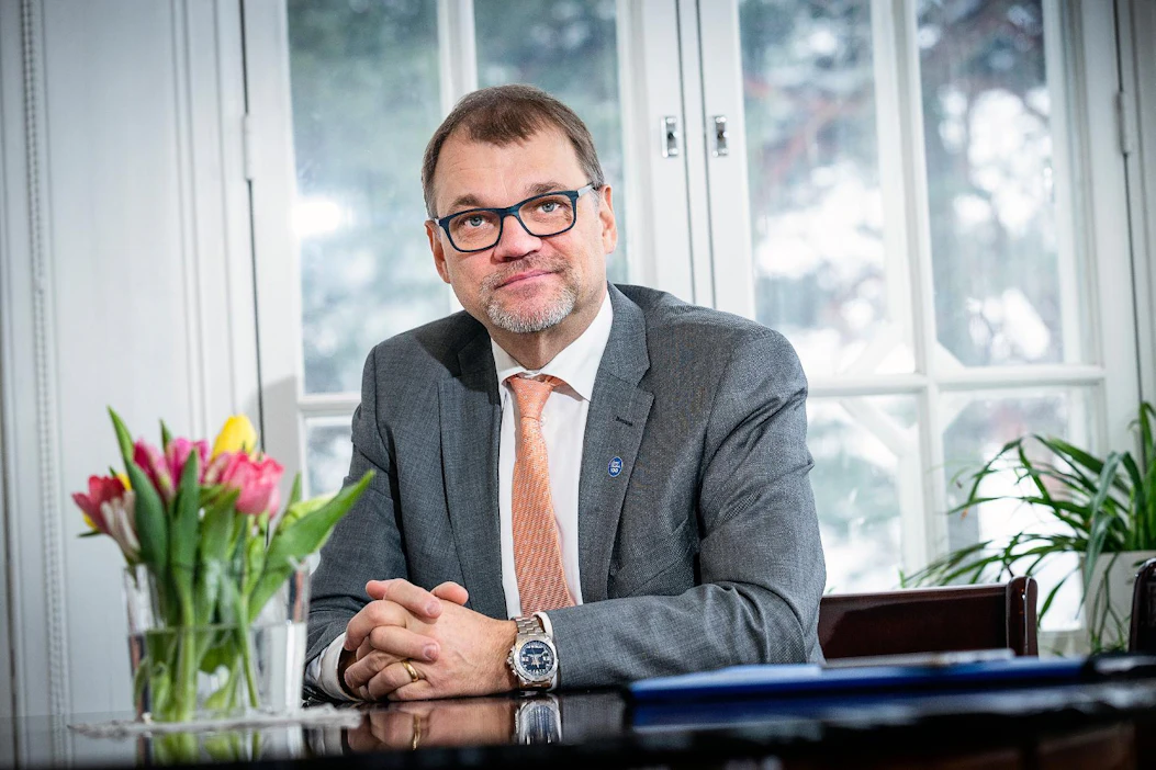 "Sote kaatui ja me teemme nyt täysillä vaalityötä", kommentoi Turkuun lauantaiksi vaalityötä tekemään rientänyt Juha Sipilä Maaseudun Tulevaisuudelle.