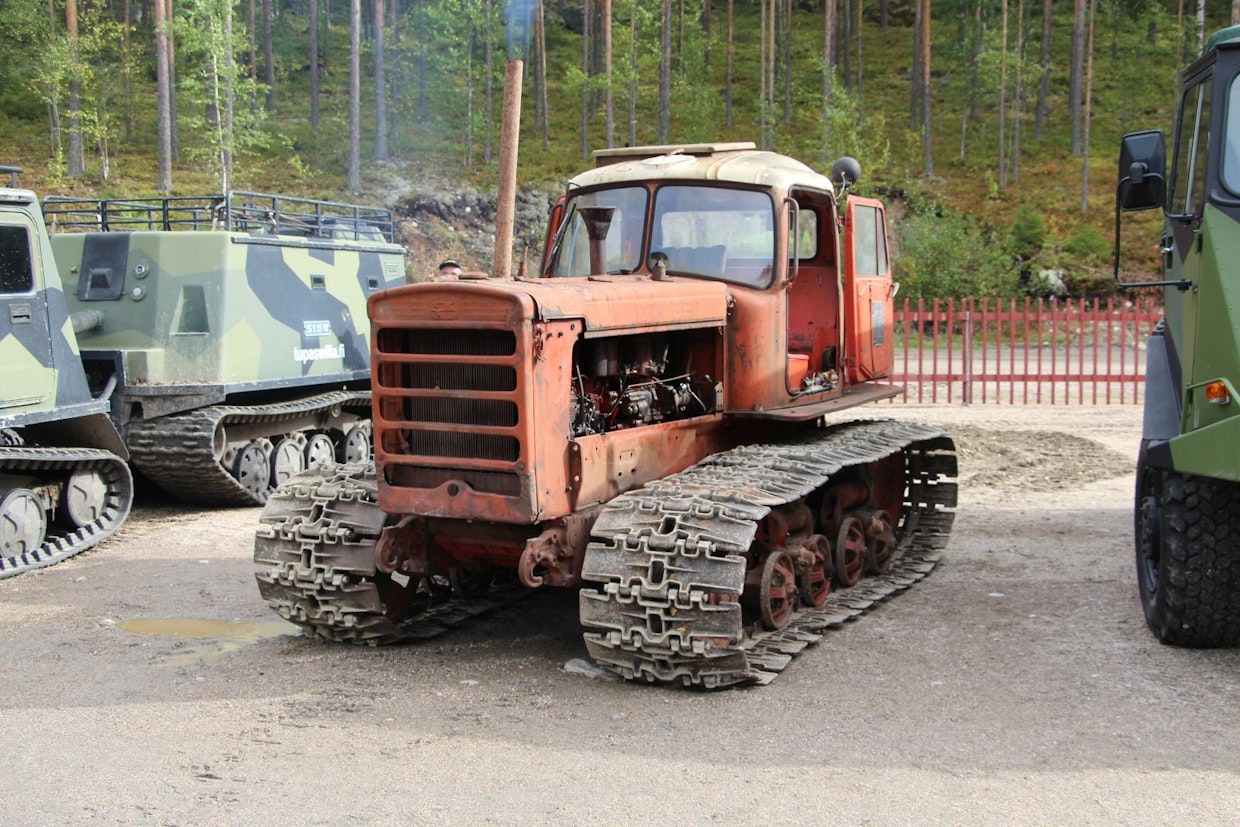 Volgogradin ja Pavlodarskin tehtailla vuodesta 1962 lähtien tehty DT-75 lienee maailman eniten valmistettu traktorimalli, 2,5 miljoonan raja rikkoontui jo vuosia sitten. CMD-14-moottori on 4-sylinterinen, tilavuus on 6,33 litraa, tehoja 75 hv/1 700 rpm. Tämä leveätelainen versio on mallia B, mikä tulee sanasta boloto (suo). (Laukaa)