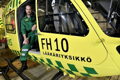 Anestesian ja tehohoidon erikoislääkäri Johannes Björkman lääkärihelikopterin tukikohdassa Helsinki-Vantaan lentoasemalla Vantaalla.