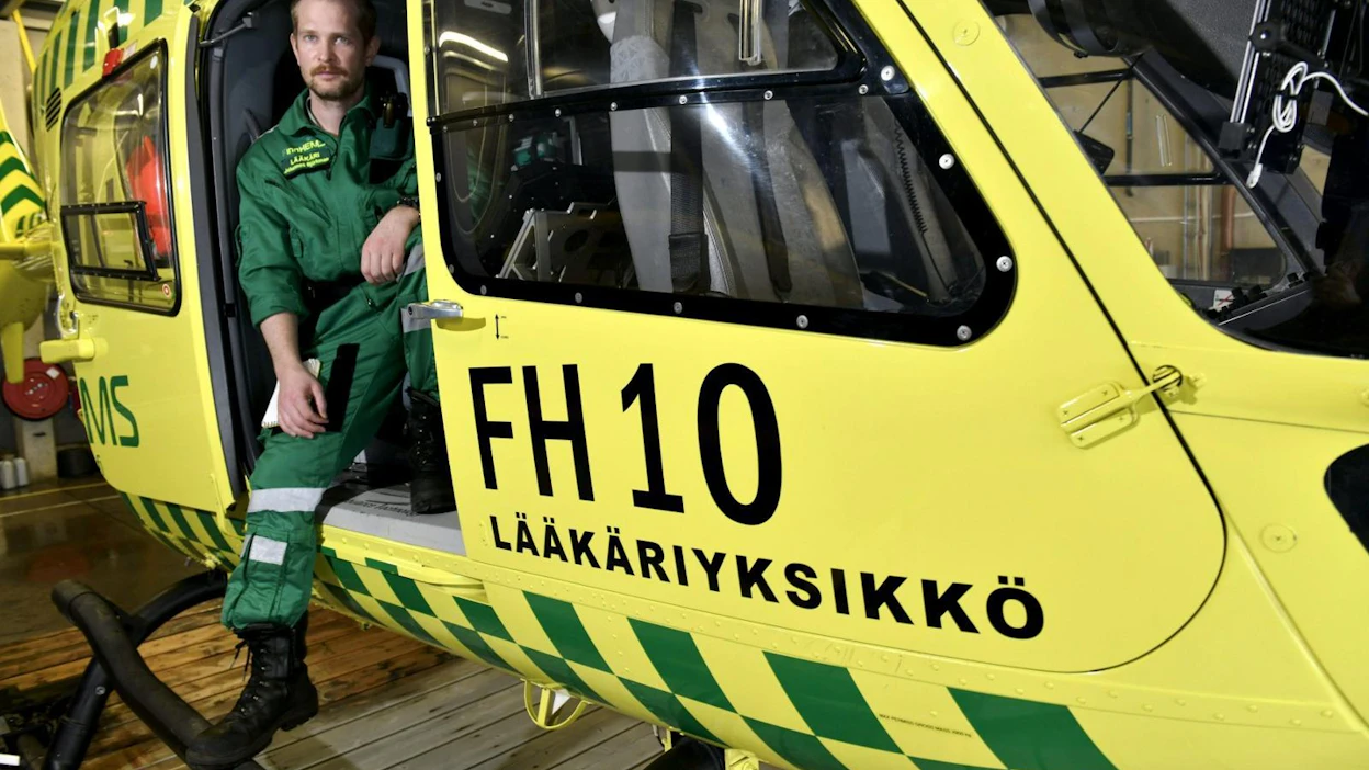 Anestesian ja tehohoidon erikoislääkäri Johannes Björkman lääkärihelikopterin tukikohdassa Helsinki-Vantaan lentoasemalla Vantaalla.