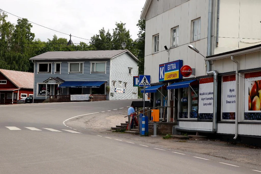 Kirjoittaja haluaa nostaa kyläkunnat uuteen kukoistukseen. Kuva on Kalkkisten kylältä Asikkalasta.